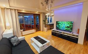 Central Apartment With Fireplace & Cathedral View